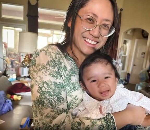 MomSmilingBaby.jpg